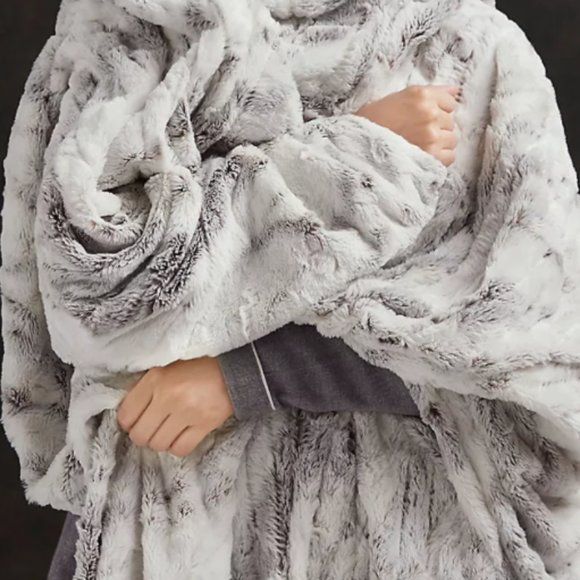 White/Black Oversize Ultra-Soft Heated Throw 50"W x 70"L Snow Leopard - Picture 2 of 4